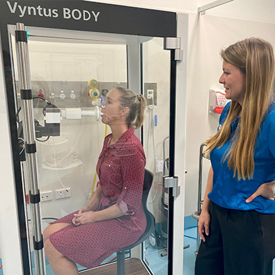 two people using a vyntus body machine